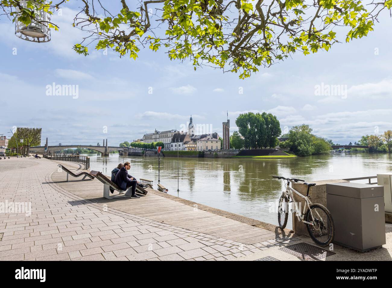 Chalon-sur-Saône, France - 30 avril 2024 : Boulevard le long de la Saône avec vue sur l'île Saint-Laurent et notre du doyenne à Chalon-sur-Saône en Bourgogne en France Banque D'Images