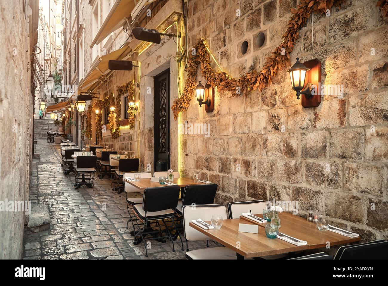 Restaurant dans une rue étroite dans la vieille ville de Dubrovnik, Croatie. Banque D'Images