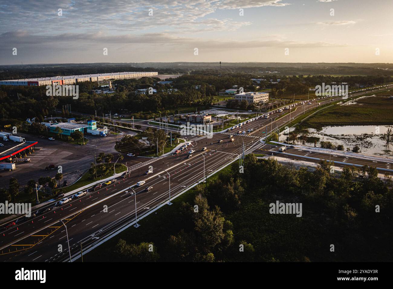 San Antonio, Floride, États-Unis. 12 octobre 2024. Avec plus de 70 pour cent des stations-service à court de carburant dans la région de Tampa Bay, les lignes se sont formées sur plus d'un mile de long pour les résidents à remplir. (Crédit image : © Dave Decker/ZUMA Press Wire) USAGE ÉDITORIAL SEULEMENT! Non destiné à UN USAGE commercial ! Banque D'Images