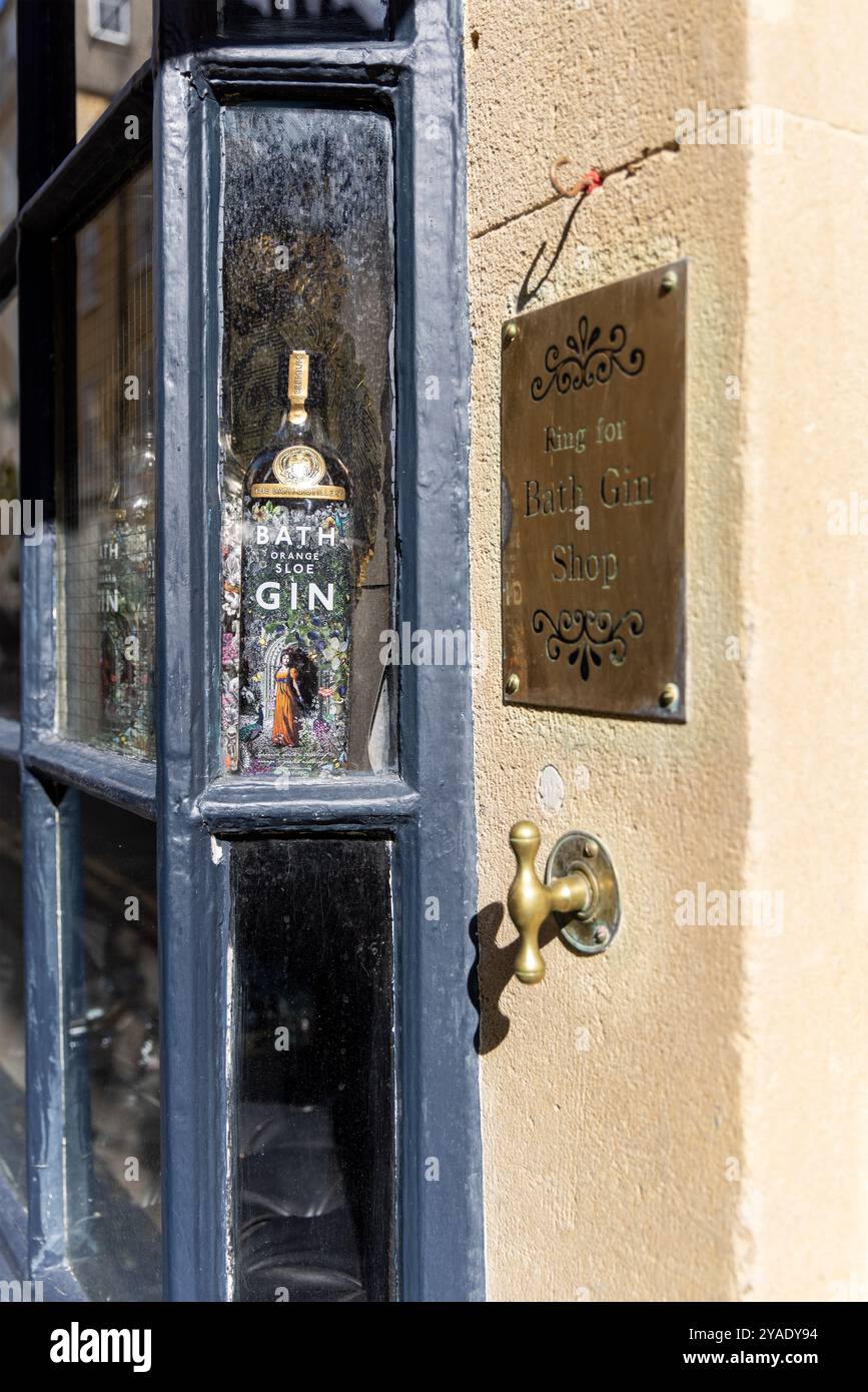 Une fenêtre latérale dans le Bath Gin Shop / Bar à Queen Street, Bath City centre, Bath, Somerset, Angleterre, ROYAUME-UNI Banque D'Images