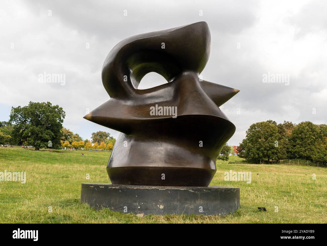 Grande sculpture Spindle Piece par Henry Moore au Yorkshire sculpture Park, West Bretton, West Yorkshire, Angleterre Banque D'Images