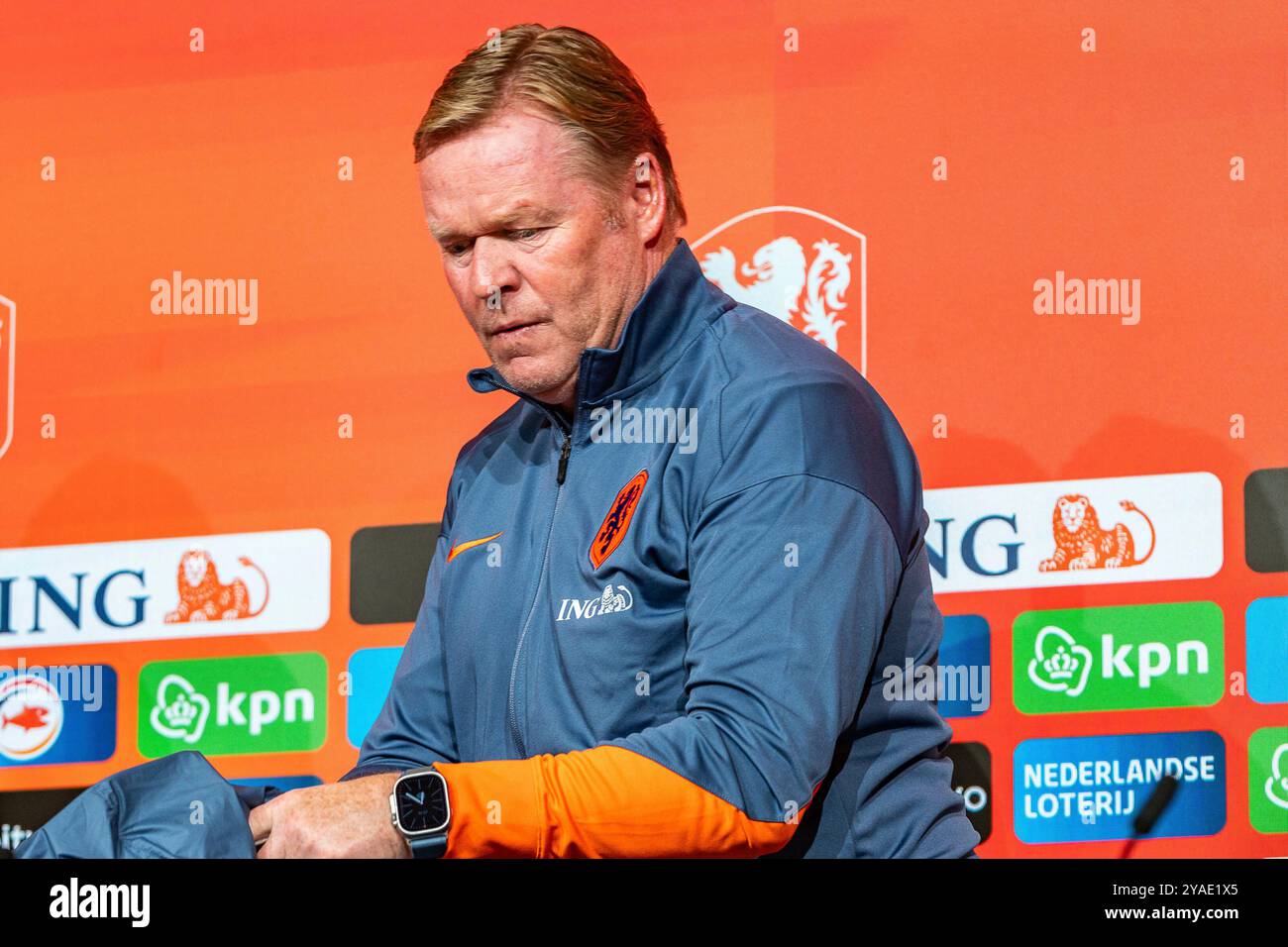 13.10.2024, Pressekonferenz vor Deutschland v. Niederlande, Nations League Spieltag 4, Gruppe C, Niederlande Nationalmannschaft Wichtiger Hinweis : Gemaess den Vorgaben der DFL Deutsche Fussball Liga bzw. Des DFB Deutscher Fussball-Bund ist es untersagt, in dem Stadion und/oder vom Spiel angefertigte Fotoaufnahmen in Form von Sequenzbildern und/oder videoaehnlichen Fotostrecken zu verwerten Foto : Bahho Kara/Kirchner-Media Banque D'Images