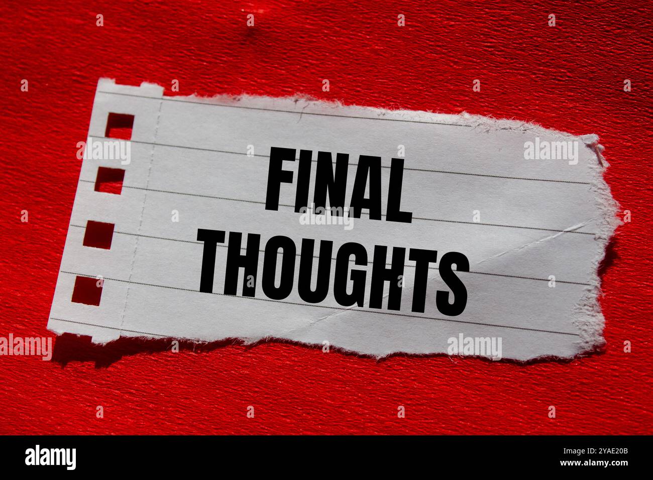 Message final Thoughts écrit sur un morceau de papier déchiré déchiré avec fond rouge. Symbole conceptuel des pensées finales. Copier l'espace. Banque D'Images