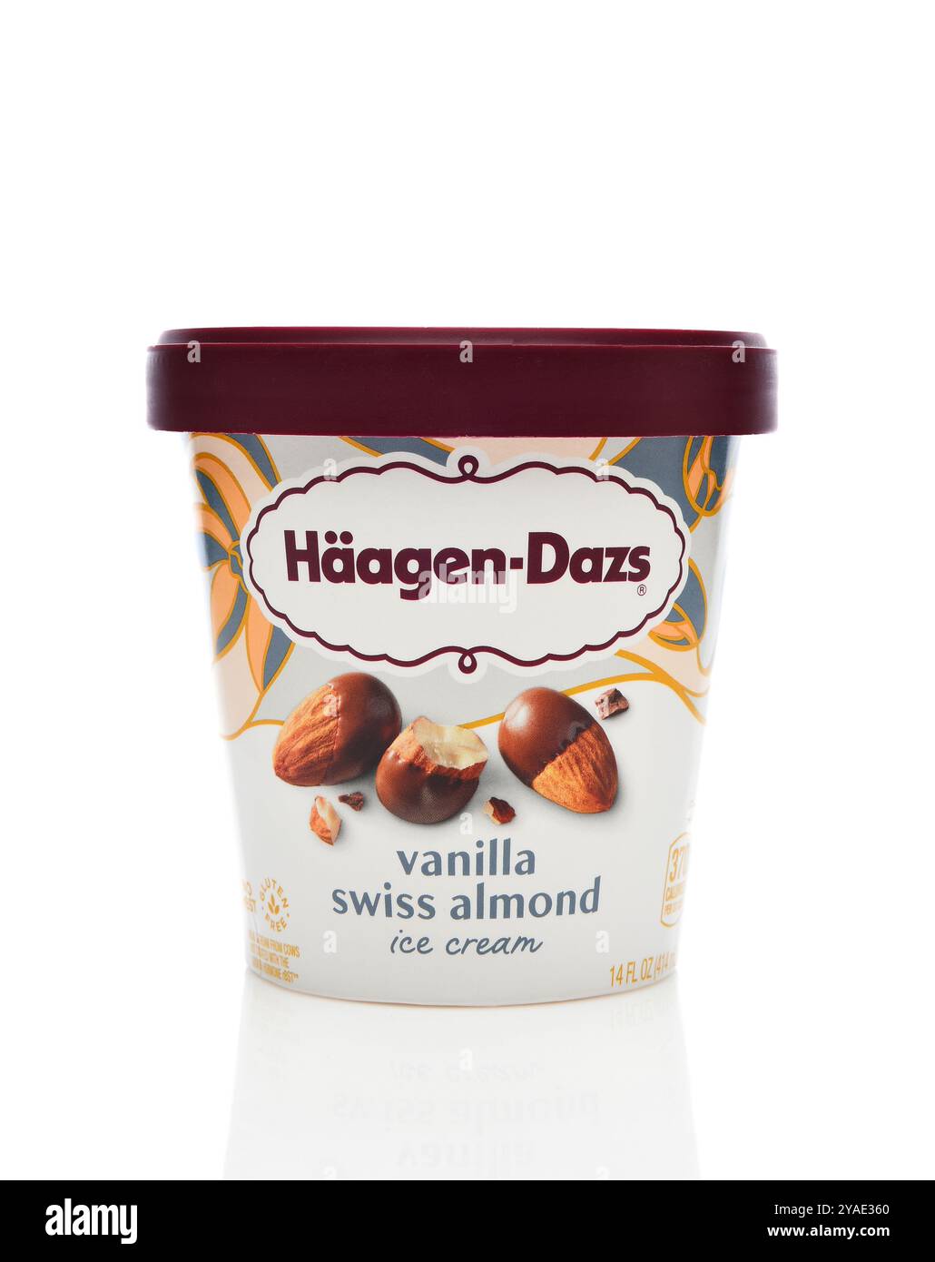 IRVINE, CALIFORNIE - 07 OCT 2024 : un carton de crème glacée à la vanille et aux amandes suisses Haagen-Dazs. Banque D'Images