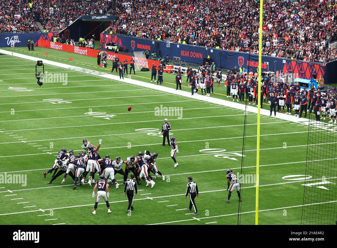 Tottenham Hotspur Stadium, Londres, Royaume-Uni. 13 octobre 2024. NFL UK Football, Jacksonville Jaguars contre Chicago Bears ; Jacksonville Jaguars Defensive Back Cam Little (39) lance un field goal pour 3-0 crédit : action plus Sports/Alamy Live News Banque D'Images