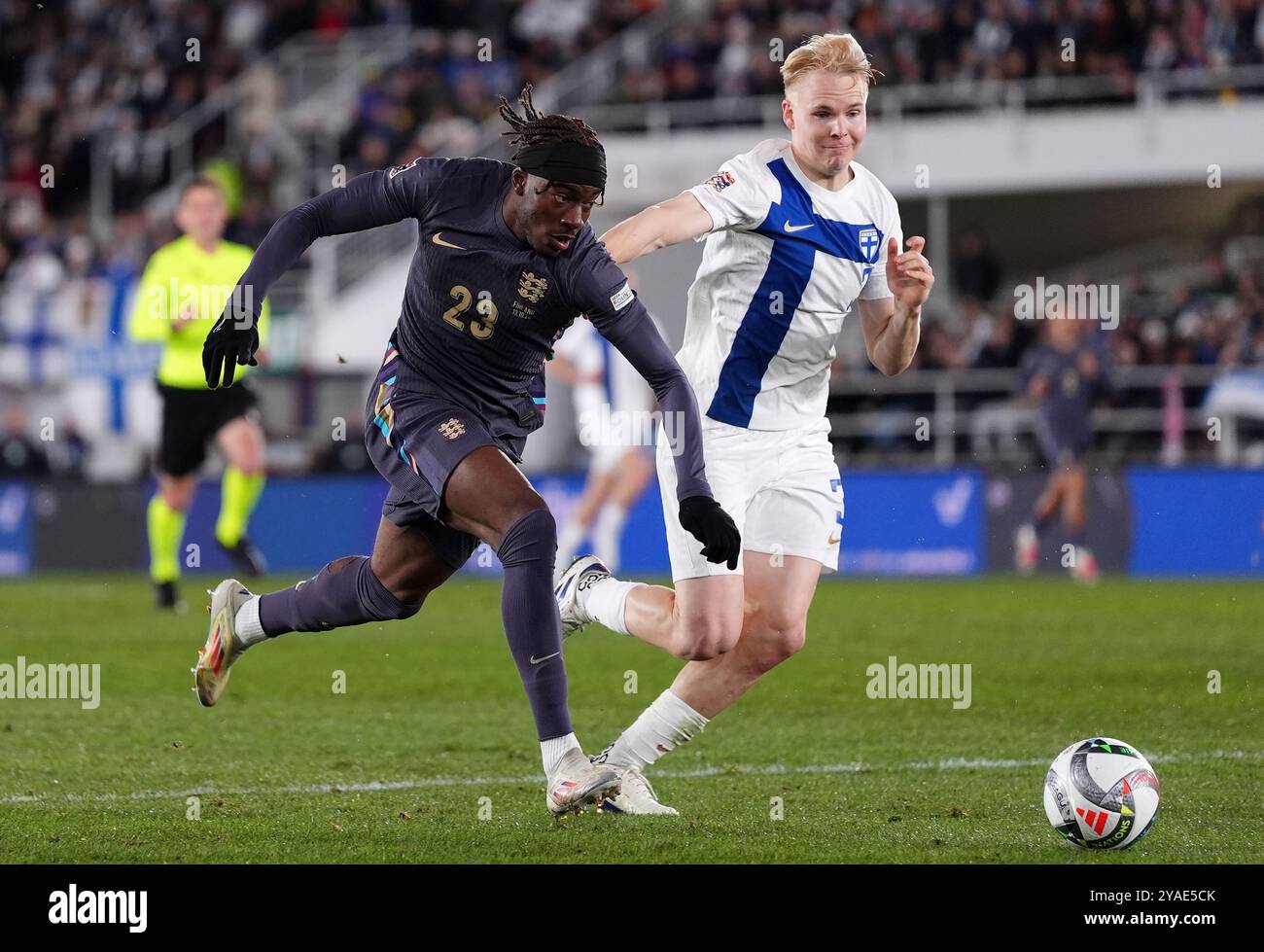 L'anglaise Noni Madueke et la finlandaise Matti Peltola s'affrontent pour le ballon lors du match du Groupe B2 de l'UEFA de la Ligue des Nations au stade olympique d'Helsinki en Finlande. Date de la photo : dimanche 13 octobre 2024. Banque D'Images