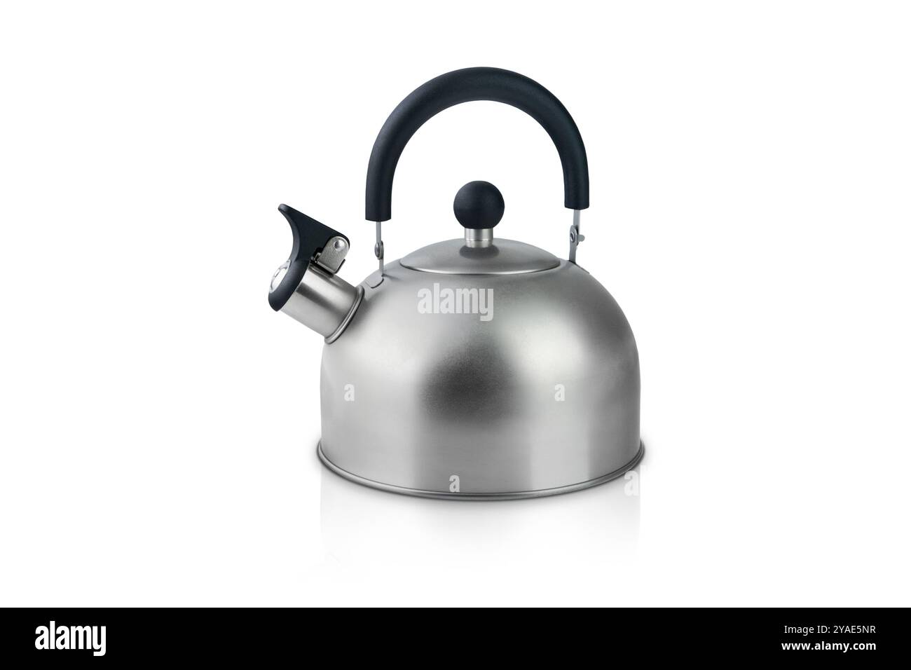 Bouilloire ou théière en acier ou en métal isolé sur fond blanc avec chemin de découpage. Elément de conception. Mise au point sélective. Banque D'Images