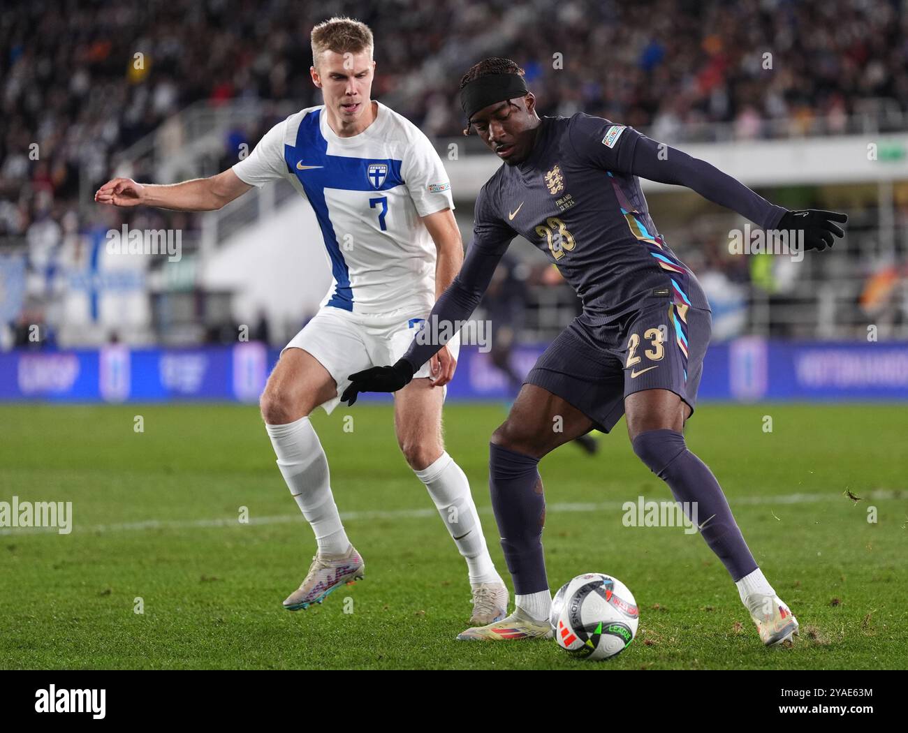 Oliver Antman, finlandais, et Noni Madueke, anglais, se battent pour le ballon lors du match du Groupe B2 de l'UEFA de la Ligue des Nations au stade olympique d'Helsinki en Finlande. Date de la photo : dimanche 13 octobre 2024. Banque D'Images