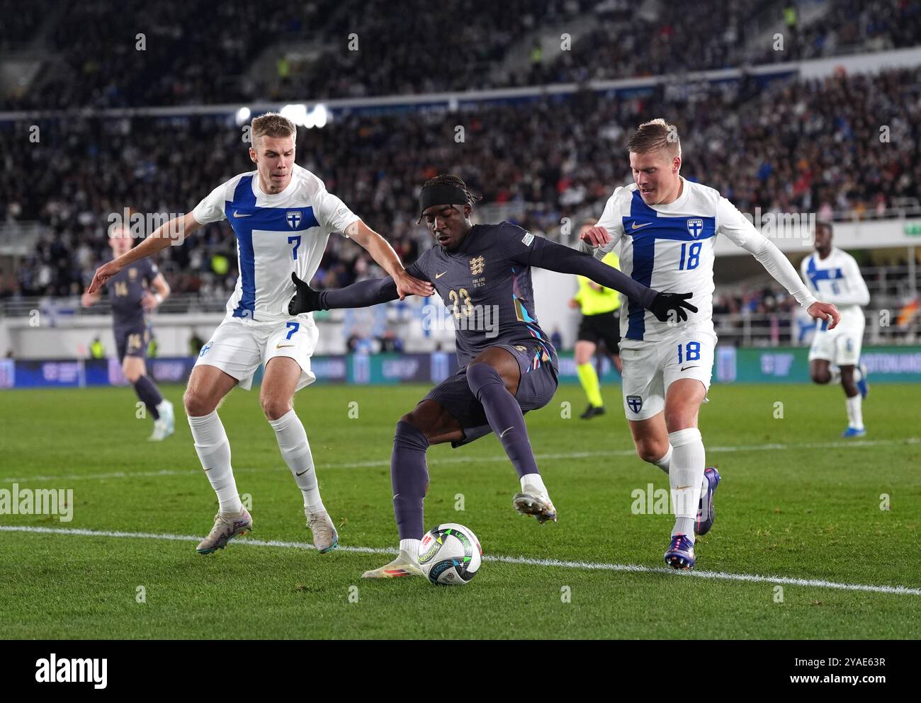 Oliver Antman, l'anglaise Noni Madueke et la finlandaise Jere Uronen s'affrontent pour le ballon lors du match du Groupe B2 de l'UEFA de la Ligue des Nations au stade olympique d'Helsinki en Finlande. Date de la photo : dimanche 13 octobre 2024. Banque D'Images