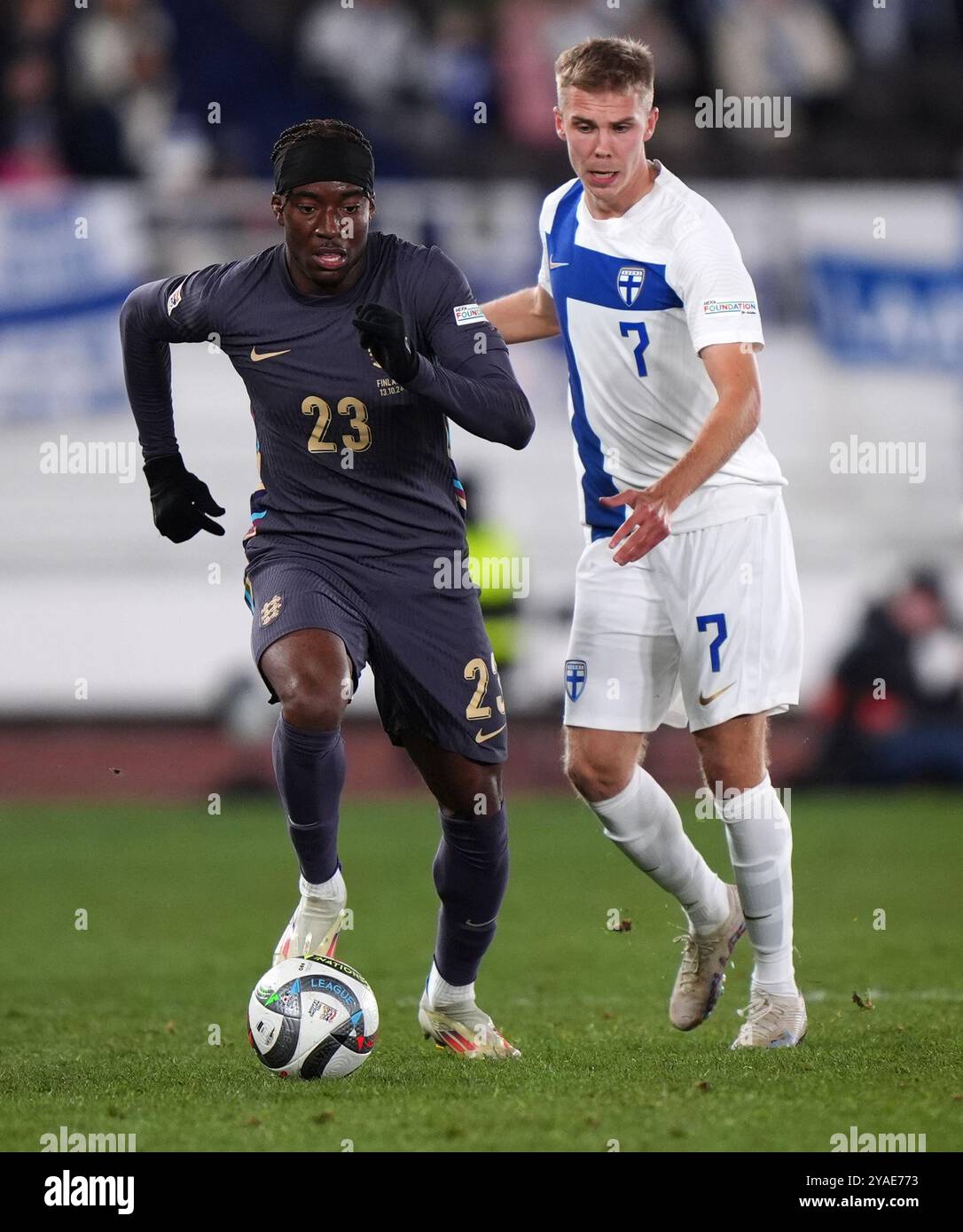 L'anglaise Noni Madueke et le finlandais Oliver Antman s'affrontent pour le ballon lors du match du Groupe B2 de l'UEFA de la Ligue des Nations au stade olympique d'Helsinki en Finlande. Date de la photo : dimanche 13 octobre 2024. Banque D'Images