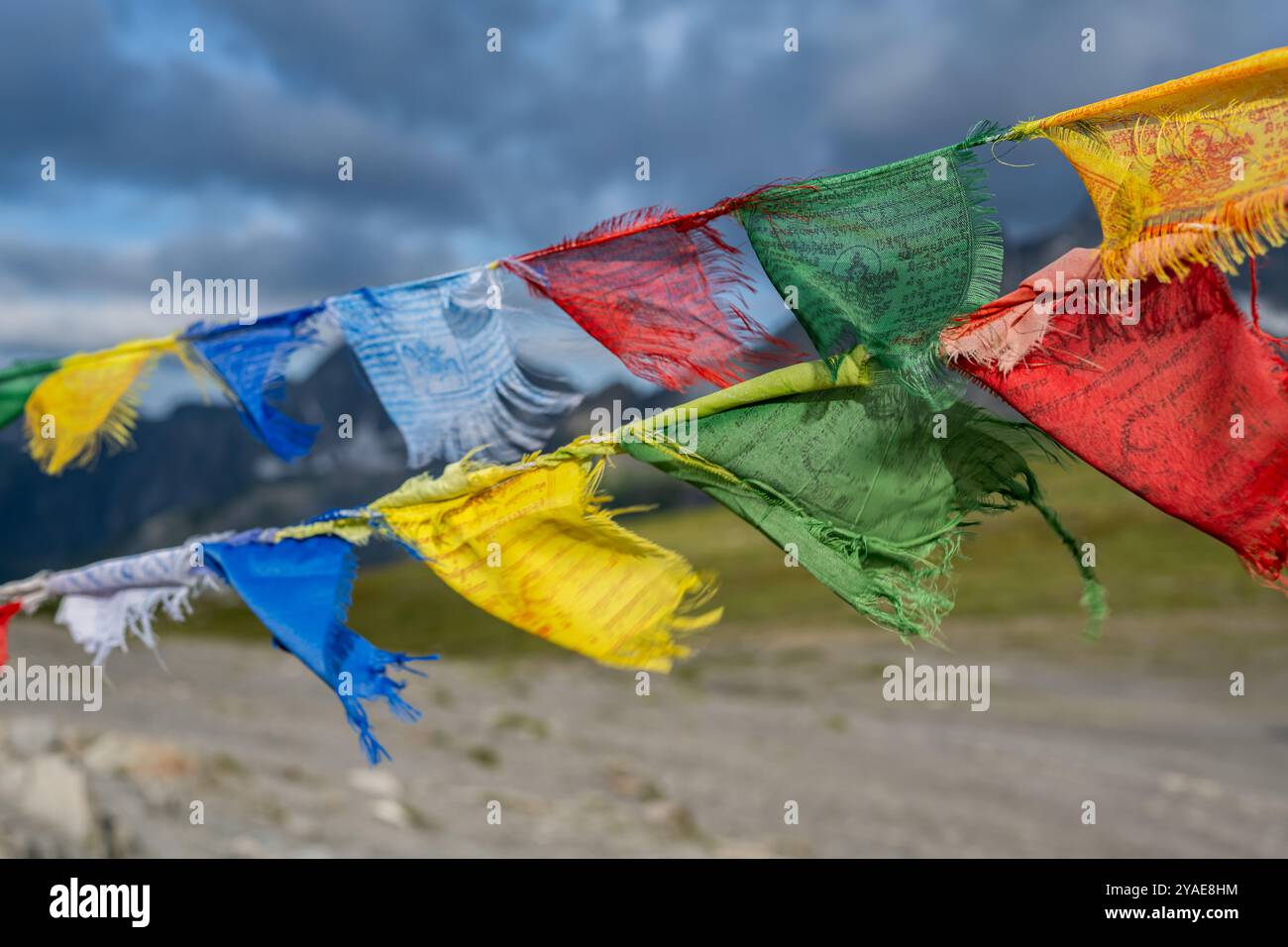 Un drapeau de prière tibétain est un tissu rectangulaire coloré, souvent enfilé le long des sentiers et des sommets élevés dans l'Himalaya. Banque D'Images Un drapeau de prière tibétain est un tissu rectangulaire coloré, souvent enfilé le long des sentiers et des sommets élevés dans l'Himalaya. Banque D'Images