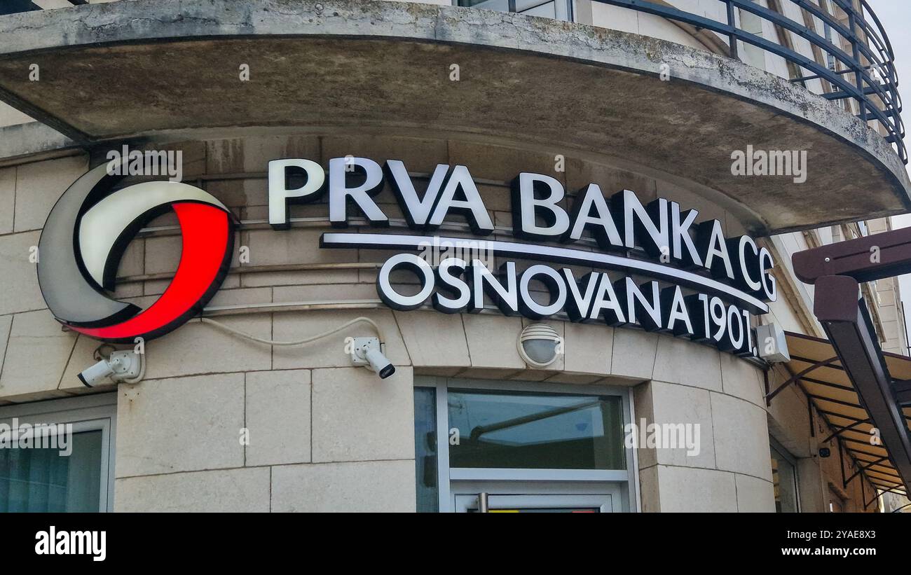 Monténégro - 18 août 2024 : bureau du CG Prva banka. PrVA Banka Crne Gore AD (First Bank of Montenegro) est une banque monténégrine. Anciennement Nikšićka banka - Image de stock capturée avec un smartphone