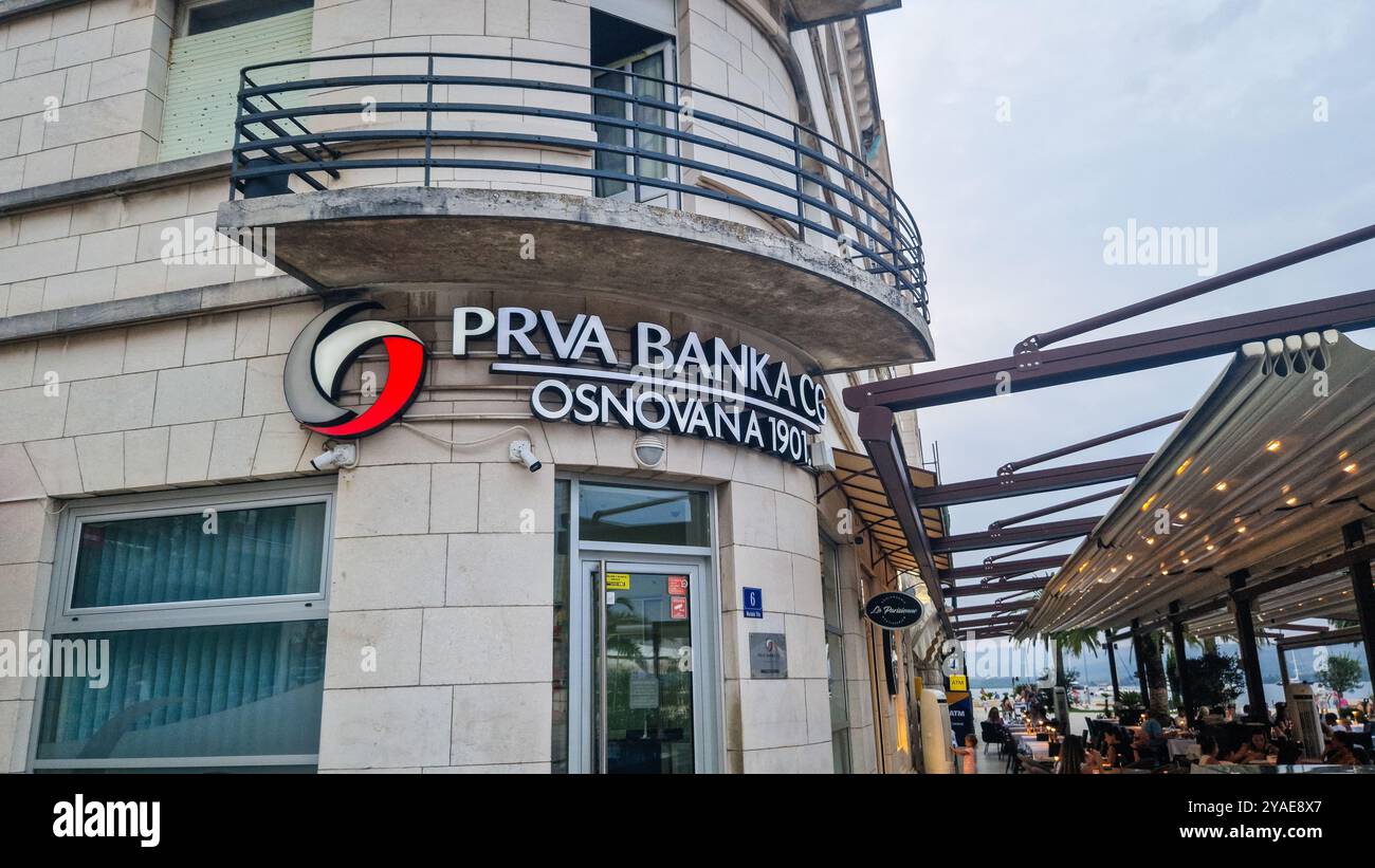 Monténégro - 18 août 2024 : bureau du CG Prva banka. PrVA Banka Crne Gore AD (First Bank of Montenegro) est une banque monténégrine. Anciennement Nikšićka banka - Image de stock capturée avec un smartphone