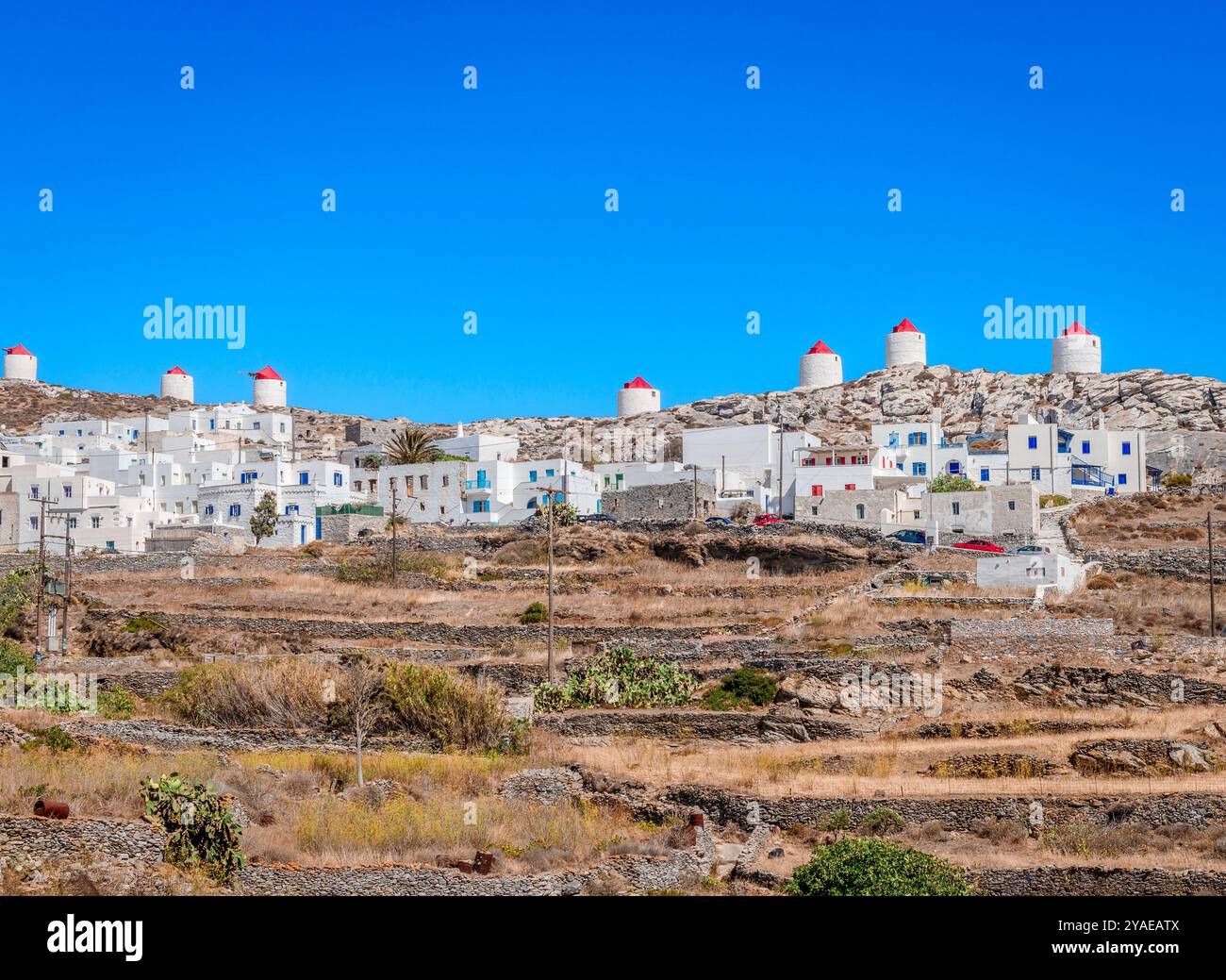 L'horizon de Chora à Amorgos, situé dans le centre de l'île, surplombant la mer Égée. Maisons blanchies à la chaux et moulins à vent au sommet de la colline Banque D'Images