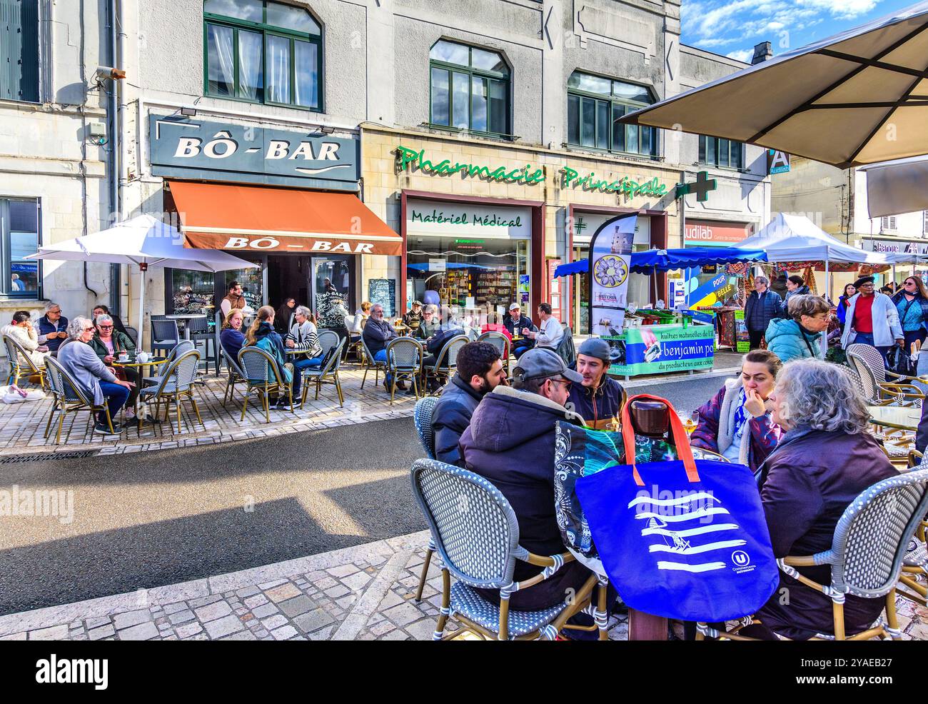 Tables de café en plein air bondées sur les terrasses de bistrot dans le centre-ville - Loches, Indre-et-Loire (37), France. Banque D'Images