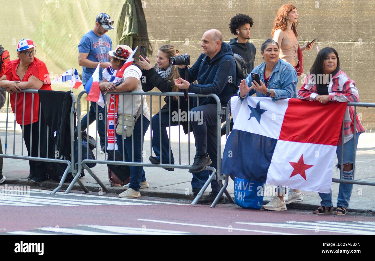 New York, États-Unis. 13 octobre 2024. Les spectateurs attendent le début de la parade hispanique le long de la sixième Avenue à New York. Crédit : Ryan Rahman/Alamy Live News Banque D'Images