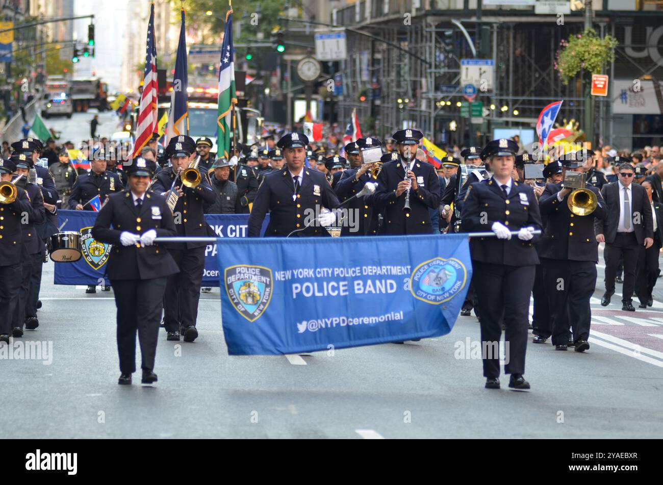 New York, États-Unis. 13 octobre 2024. NYPD police Band participe à la Hispanic Day Parade le long de la sixième Avenue à New York. Crédit : Ryan Rahman/Alamy Live News Banque D'Images