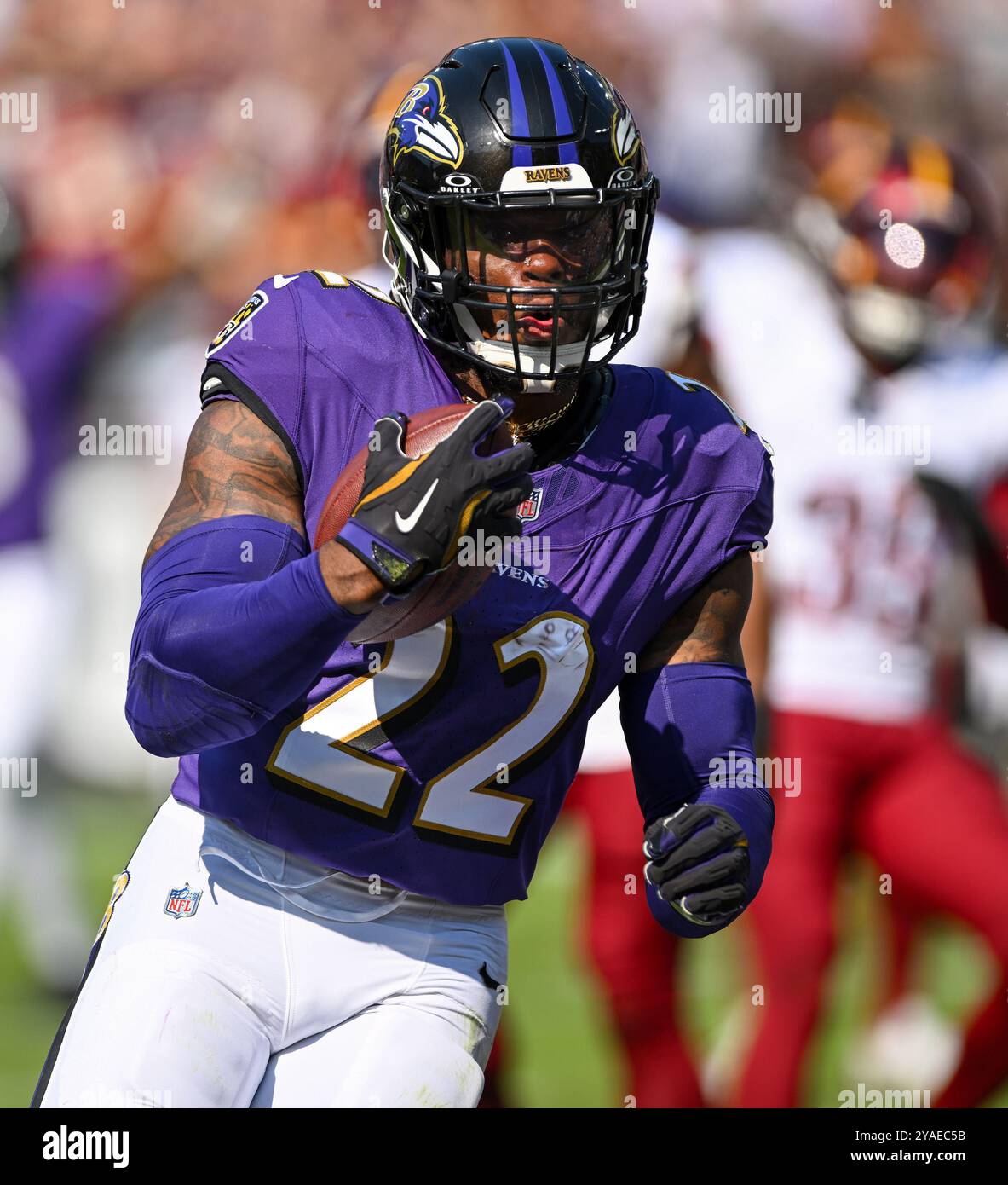 Baltimore, États-Unis. 13 octobre 2024. Le Running back des Ravens de Baltimore Derrick Henry (22 ans) marque un touchdown de 3 yards contre les Commanders de Washington lors de la première mi-temps au M&T Bank Stadium de Baltimore, Maryland, le dimanche 13 octobre 2024. Photo de David Tulis/UPI crédit : UPI/Alamy Live News Banque D'Images