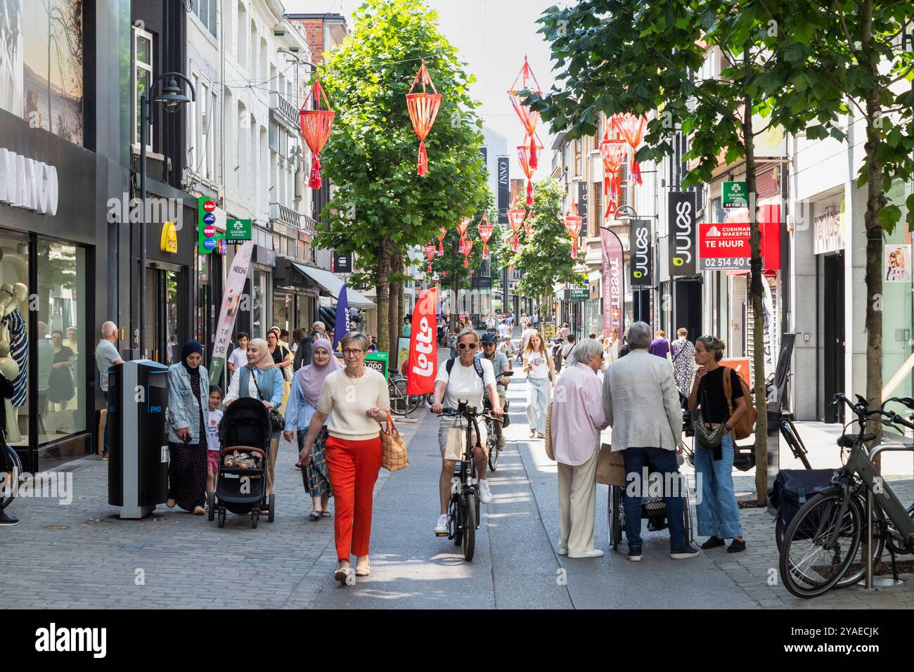 Les gens marchent dans une rue commerçante animée dans le centre de Hasselt en Belgique. Banque D'Images