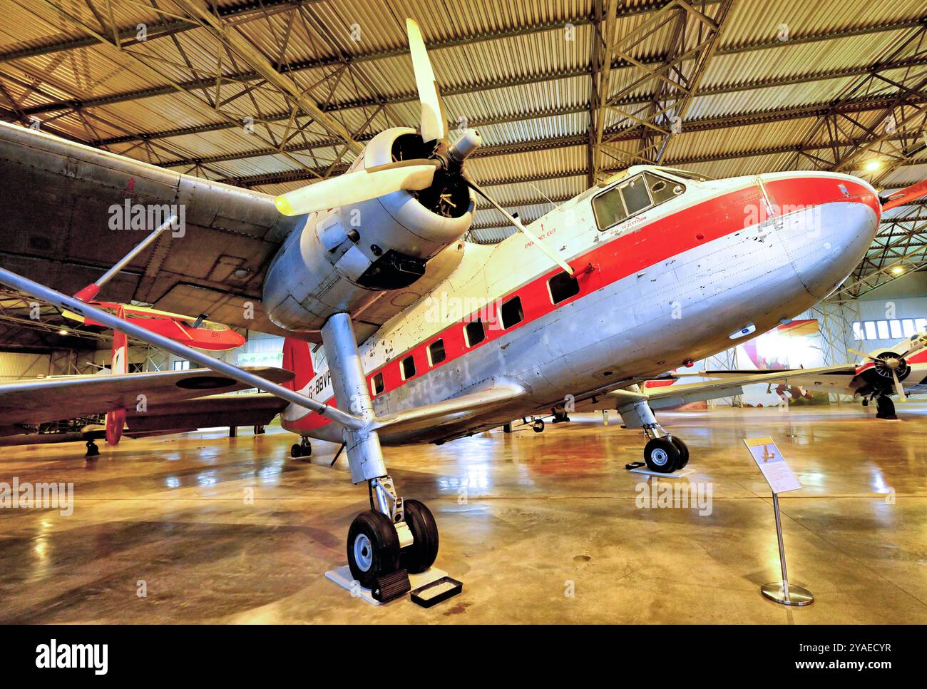 Musée national du vol Écosse un avion bimoteur Scottish Aviation Twin Pioneer Series 3 G-BBVF avec trois ailettes et gouvernails Banque D'Images