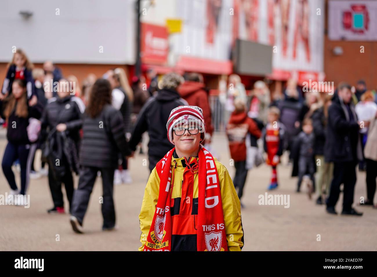 Liverpool, Royaume-Uni. Dimanche 13 octobre 2024, Barclays Women’s Super League : Liverpool FC Women vs Manchester City Women à Anfield. Les fans de Liverpool avant le match autour du stade. Crédit James Giblin/Alamy Live News. Banque D'Images