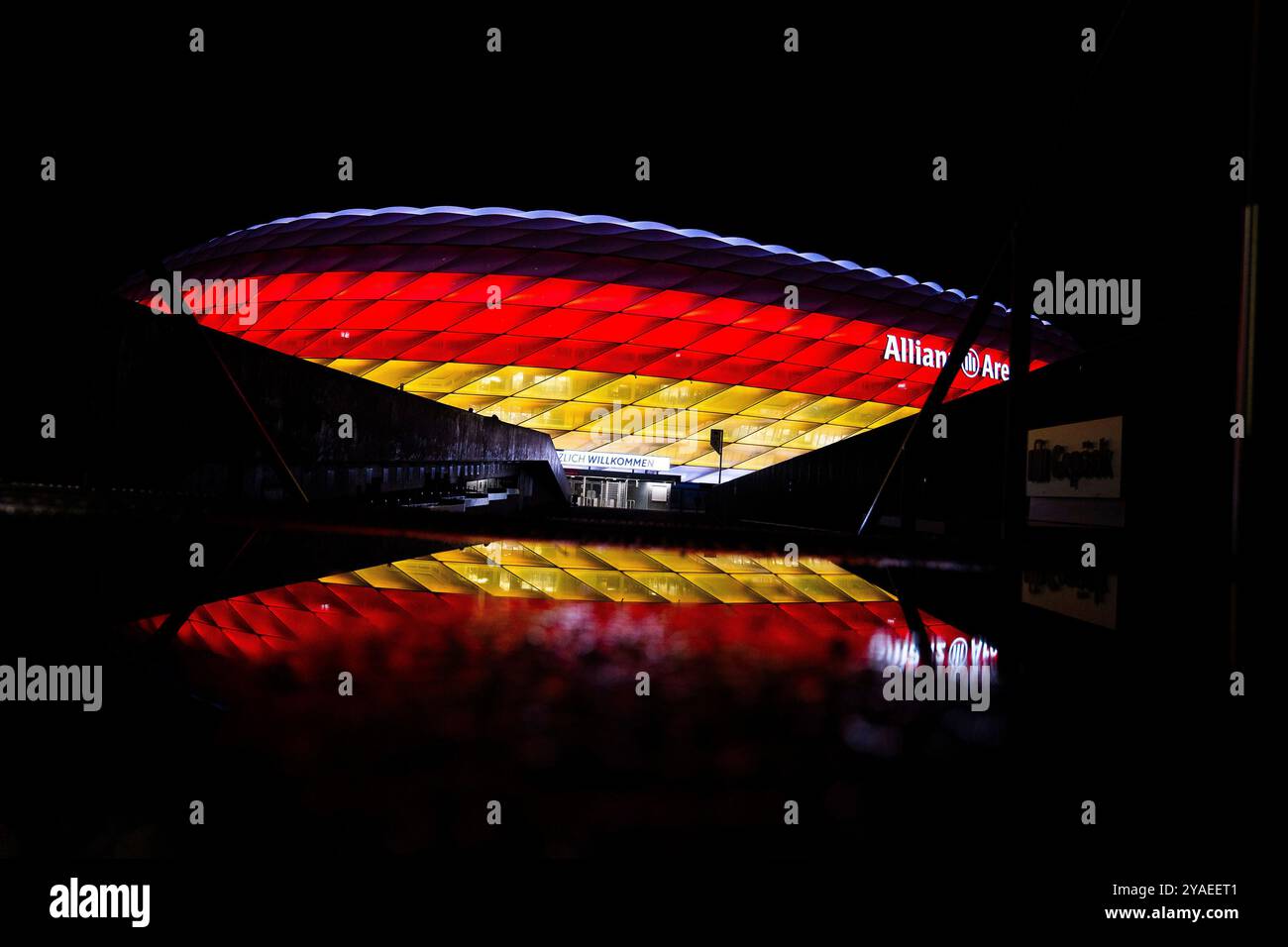 13.10.2024, Pressekonferenz vor Deutschland v. Niederlande, Nations League Spieltag 4, Gruppe C, Niederlande Nationalmannschaft Die Allianz Arena in den Deutschland Farben, Nachtansicht, Schwarz Rot Gold, Allianz Arena Deutschland Flagge Farben Wichtiger Hinweis : Gemaess den Vorgaben der DFL Deutsche Fussball Liga. Des DFB Deutscher Fussball-Bund ist es untersagt, in dem Stadion und/oder vom Spiel angefertigte Fotoaufnahmen in Form von Sequenzbildern und/oder videoaehnlichen Fotostrecken zu verwerten Foto : Bahho Kara/Kirchner-Media Banque D'Images