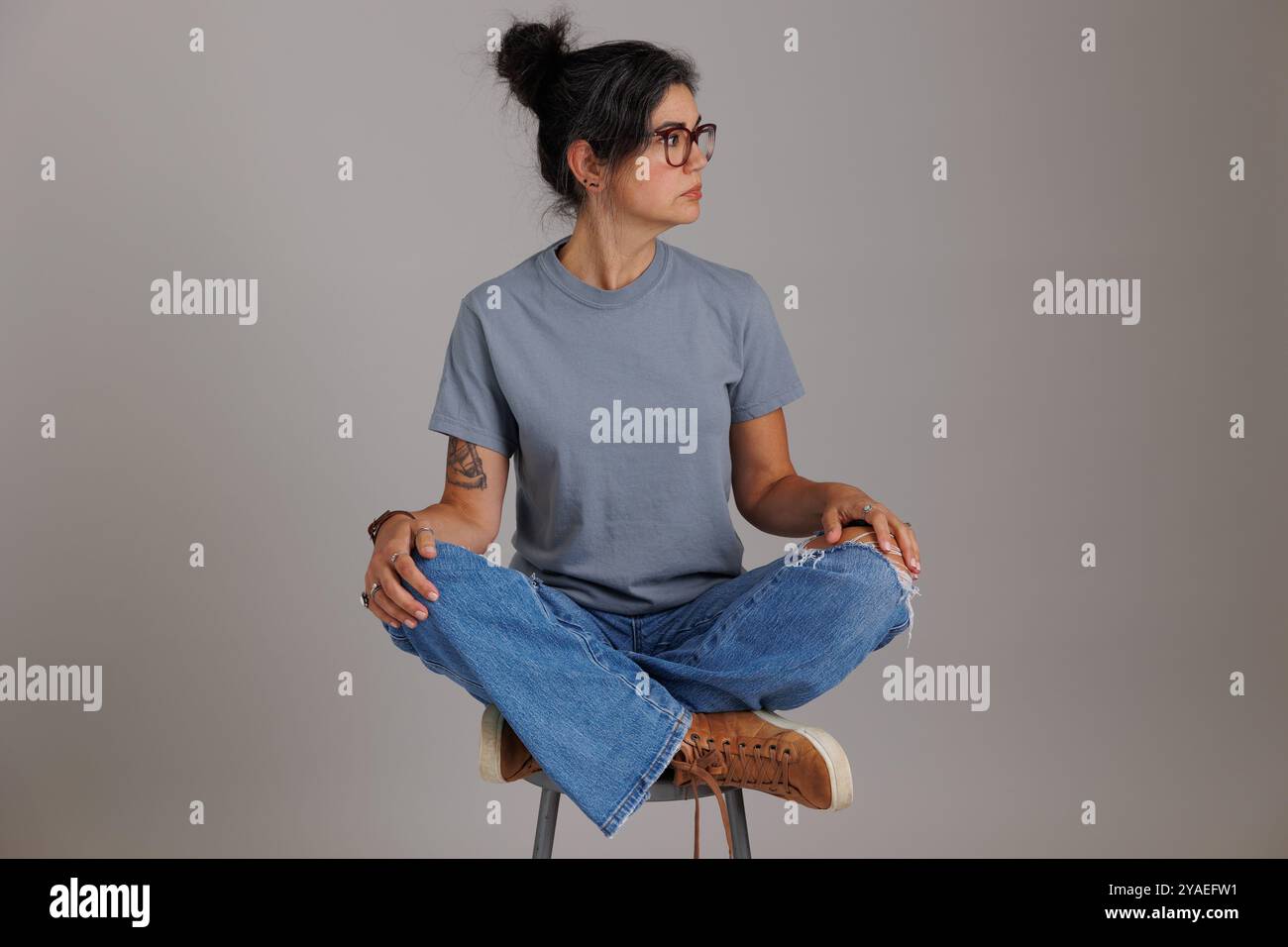 Mannequin portant un t-shirt de couleurs confortables pour les maquettes et les flatlays gildan Banque D'Images