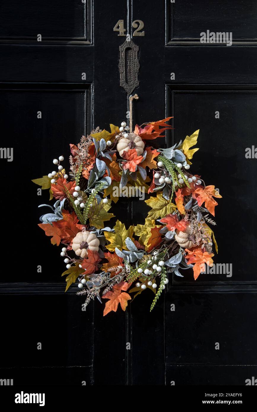 Couronne d'automne ou d'Halloween sur une porte dans la nouvelle ville d'Édimbourg. Banque D'Images