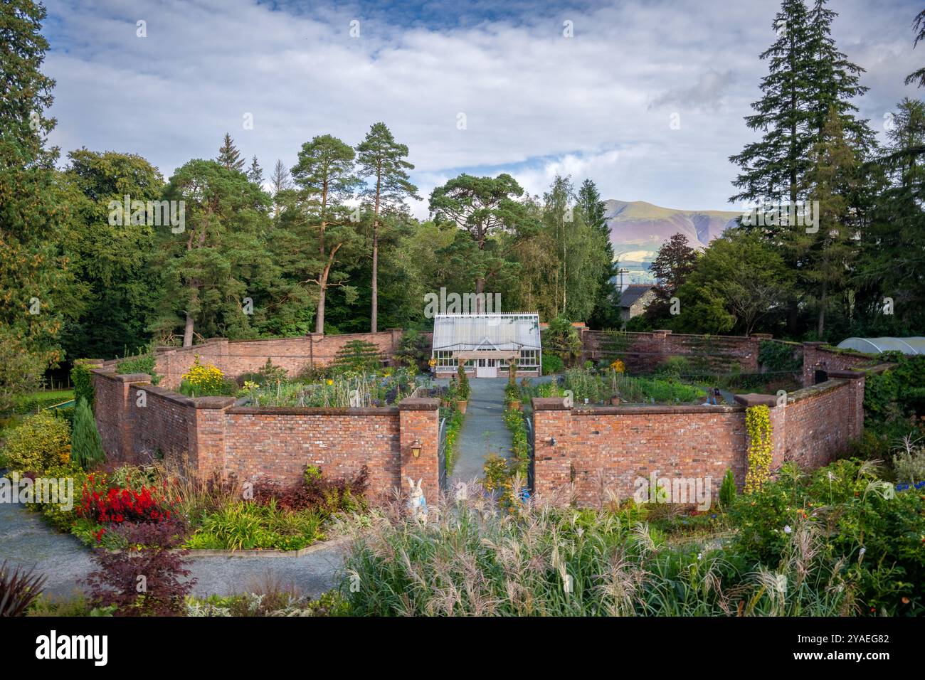 LINGHOLM, KESWICK, ROYAUME-UNI - 11 SEPTEMBRE 2024. Une vue panoramique sur le jardin clos formel circulaire sur le domaine Lingholm près de Keswick dans le Banque D'Images