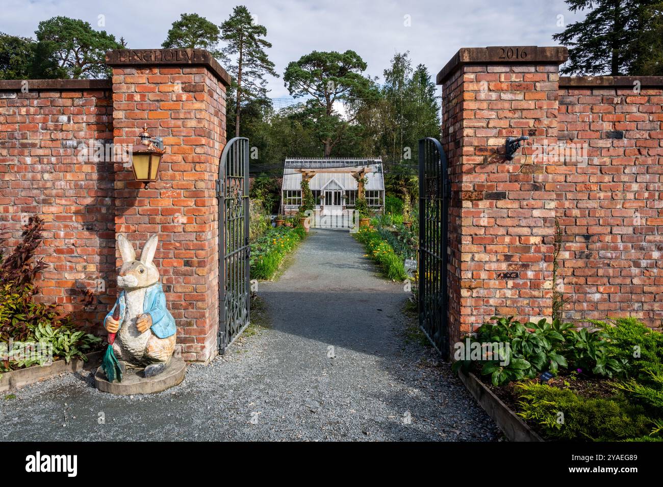 LINGHOLM, KESWICK, ROYAUME-UNI - 12 SEPTEMBRE 2024. Une vue paysagère de l'entrée du jardin clos sur le domaine Lingholm près de Keswick dans le l anglais Banque D'Images