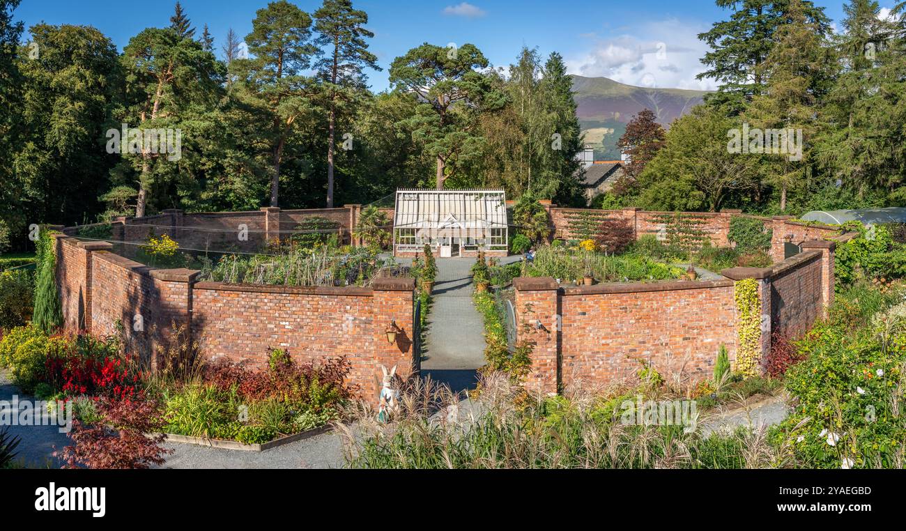 LINGHOLM, KESWICK, ROYAUME-UNI - 12 SEPTEMBRE 2024. Une vue panoramique sur le jardin clos formel circulaire sur le domaine Lingholm près de Keswick dans le Banque D'Images