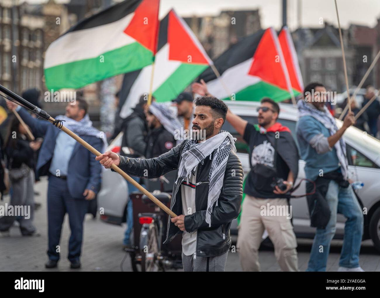 Amsterdam, pays-Bas, 13.10.2024, manifestant à Pro - manifestation palestinienne devant la gare centrale d'Amsterdam Banque D'Images