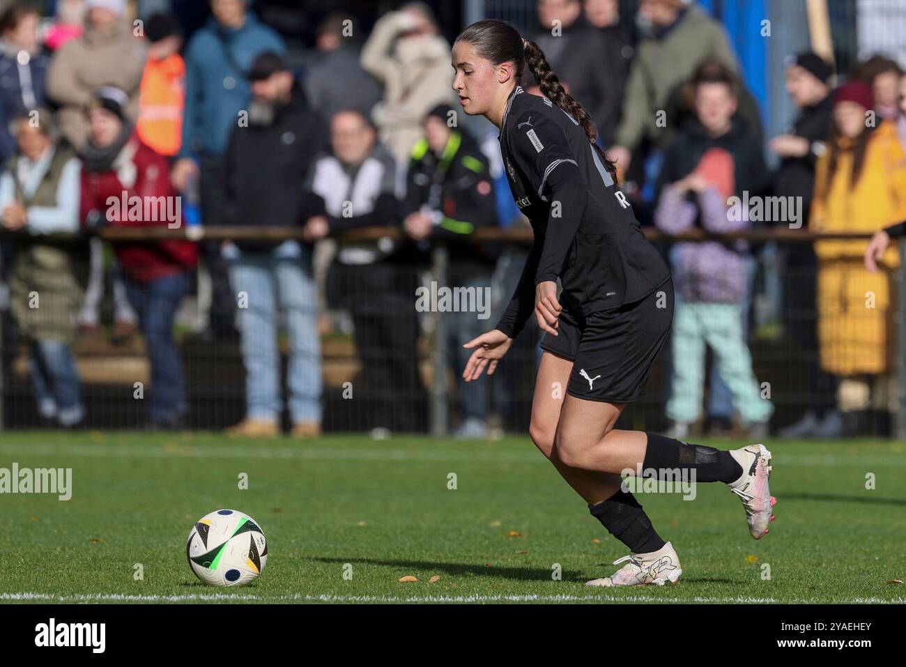 v.Li. : Maresa Arici (Borussia Mönchengladbach, 26) am Ball, Freisteller, Einzelbild, Ganzkörper, AKTION, ACTION, SPIELSZENE, DIE DFB-RICHTLINIEN UNTERSAGEN JEGLICHE NUTZUNG VON FOTOS ALS SEQUENZBILDER UND/ODER VIDEOÄHNLICHE FOTOSTRECKEN. LA RÉGLEMENTATION DFB INTERDIT TOUTE UTILISATION DE PHOTOGRAPHIES COMME SÉQUENCES D'IMAGES ET/OU QUASI-VIDÉO., 13.10.2024, HAMBURG (DEUTSCHLAND), FUSSBALL, 2. Frauen-Bundesliga, Hamburger SV - Borussia Mönchengladbach Banque D'Images