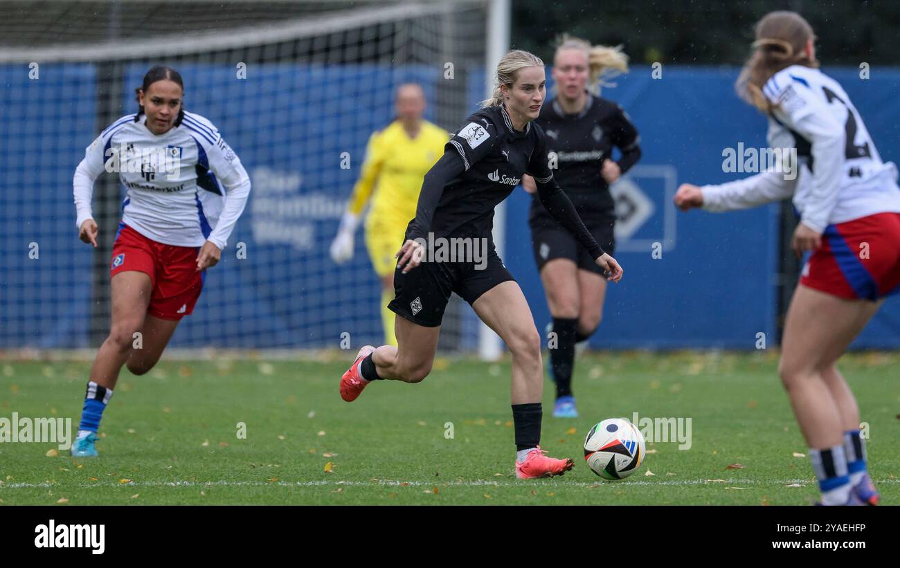 v.Li. : Laura Radke (Borussia Mönchengladbach, 10) Am Ball, Einzelbild, Ganzkörper, Aktion, ACTION, SPIELSZENE, DIE DFB-RICHTLINIEN UNTERSAGEN JEGLICHE NUTZUNG VON FOTOS ALS SEQUENZBILDER UND/ODER VIDEOÄHNLICHE FOTOSTRECKEN. LA RÉGLEMENTATION DFB INTERDIT TOUTE UTILISATION DE PHOTOGRAPHIES COMME SÉQUENCES D'IMAGES ET/OU QUASI-VIDÉO., 13.10.2024, HAMBURG (DEUTSCHLAND), FUSSBALL, 2. Frauen-Bundesliga, Hamburger SV - Borussia Mönchengladbach Banque D'Images