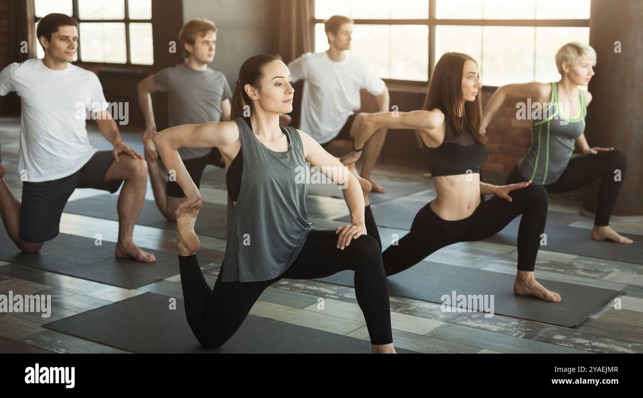 Groupe de personnes en forme qui travaillent dans un club de sport Banque D'Images
