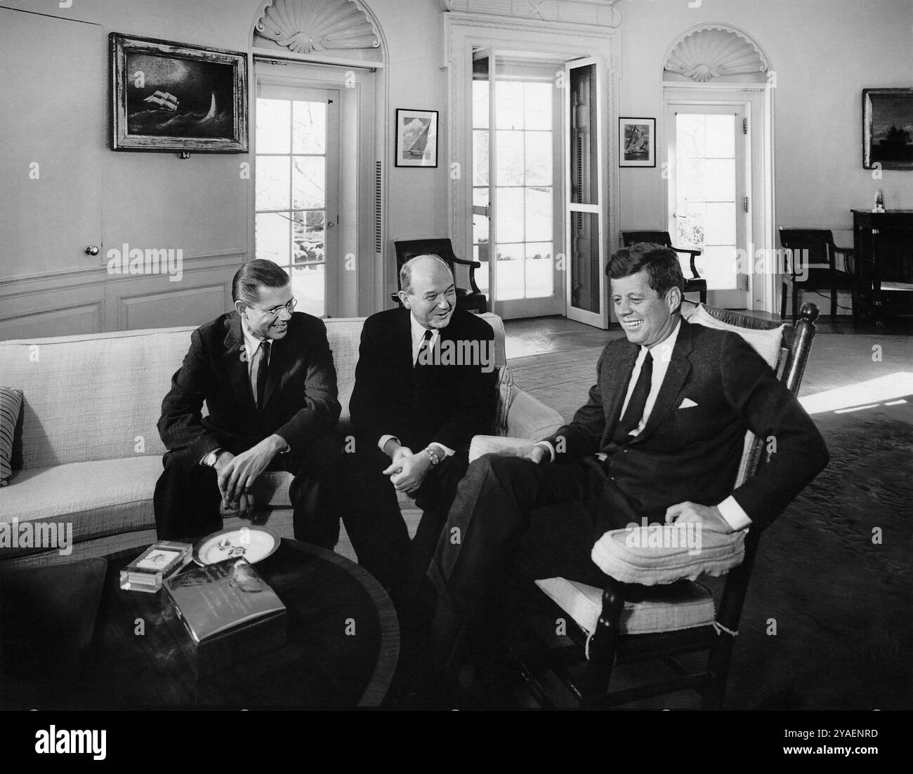 Le président américain John F. Kennedy (en fauteuil roulant) rencontre avec le secrétaire américain à la Défense, Robert S. McNamara (à gauche), et le secrétaire d'État américain, Dean Rusk, Bureau ovale, Maison Blanche, Washington, DC, USA, Abbie Rowe, White House Photographs, 10 décembre, 1962 Banque D'Images