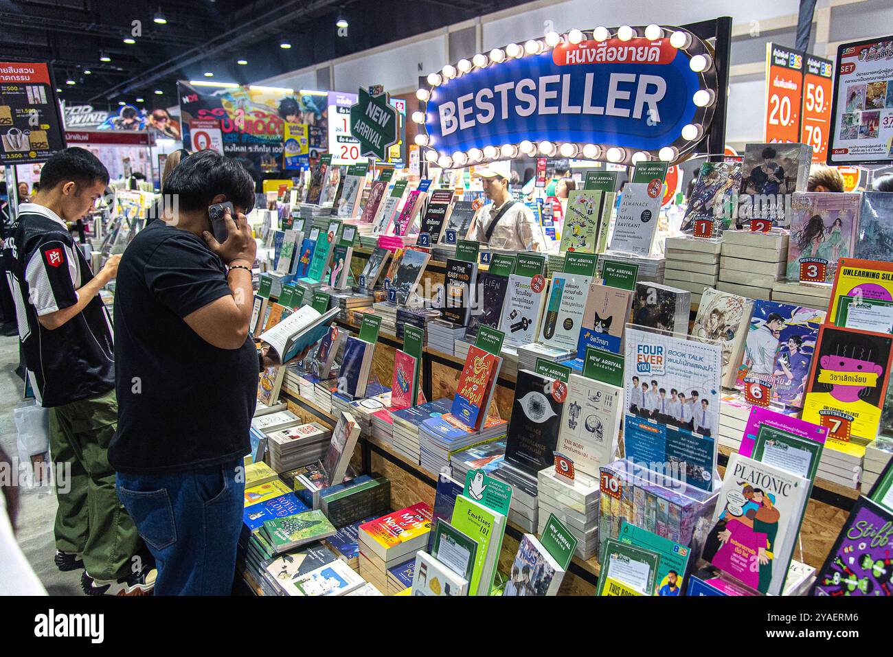 Les visiteurs consultent les livres exposés lors de la Book Expo Thailand 2024 au Queen Sirikit National Convention Center. Le Book Expo Thailand 2024 se déroule au Queen Sirikit National Convention Center à Bangkok entre octobre 10,2024 et octobre 20,2024 avec plus de deux millions de livres de 286 maisons d'édition présentant leurs livres locaux et internationaux de qualité supérieure, ainsi que de nombreuses activités pour attirer de nouveaux lecteurs. Banque D'Images