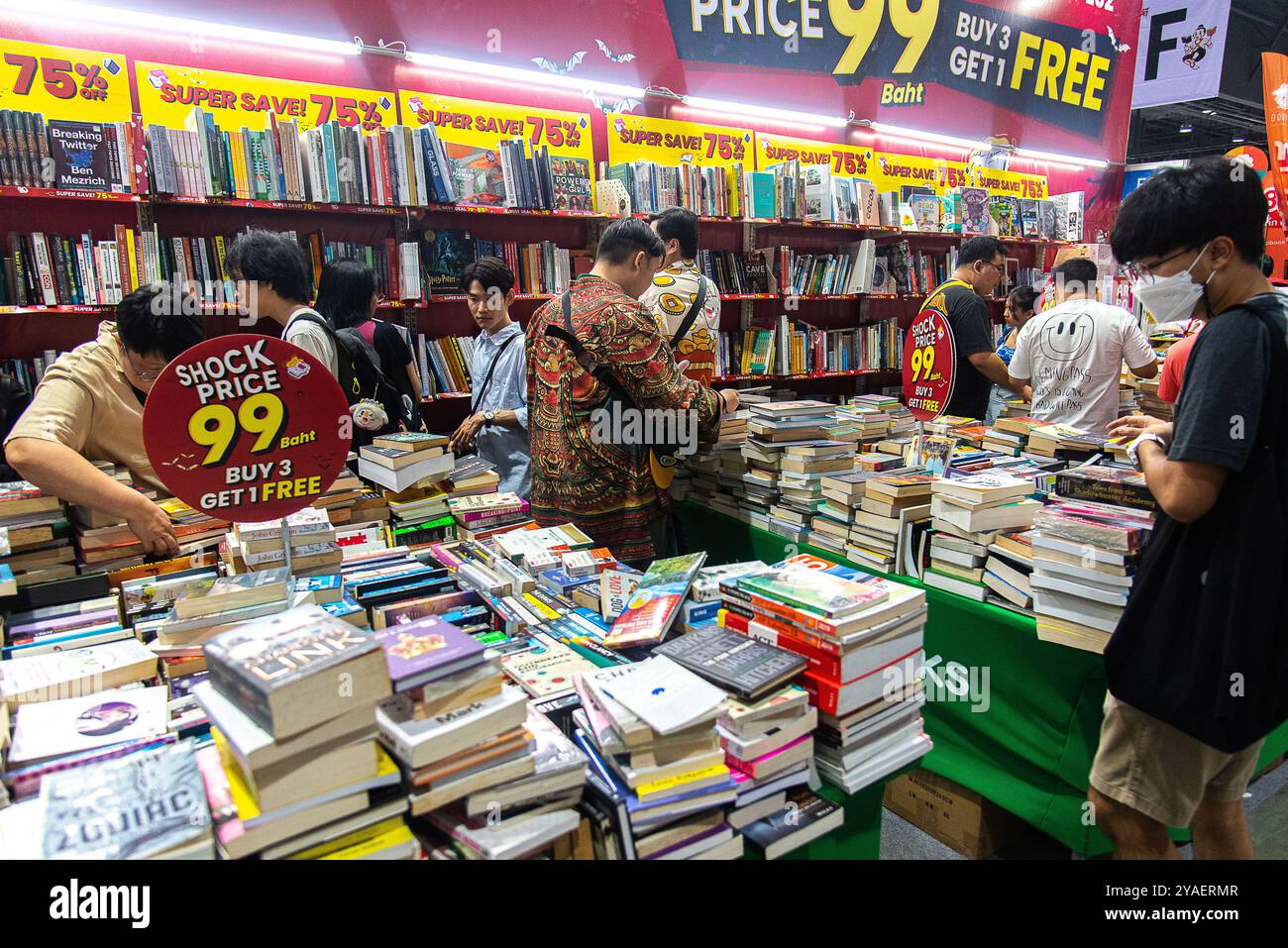 Les visiteurs consultent les livres exposés lors de la Book Expo