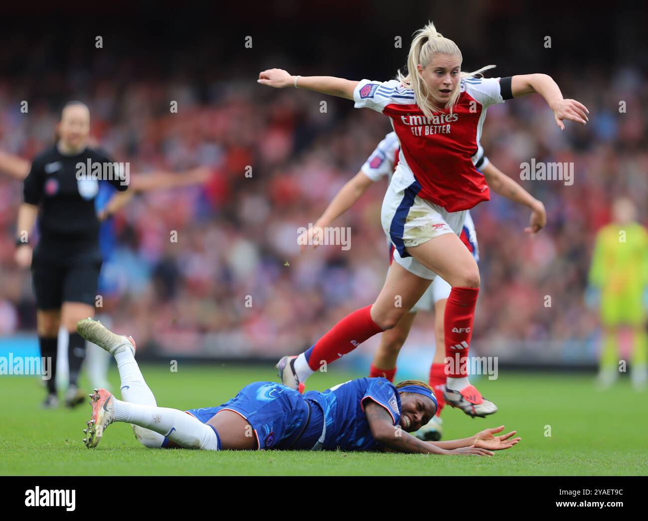 Alessia Russo d'Arsenal saute sur Chelseas Kaddish Buchanan lors du match de Super League féminine Barclays FA entre Arsenal et Chelsea à l'Emirates Stadium de Londres le samedi 12 octobre 2024. (Photo : Jade Cahalan | mi News) crédit : MI News & Sport /Alamy Live News Banque D'Images