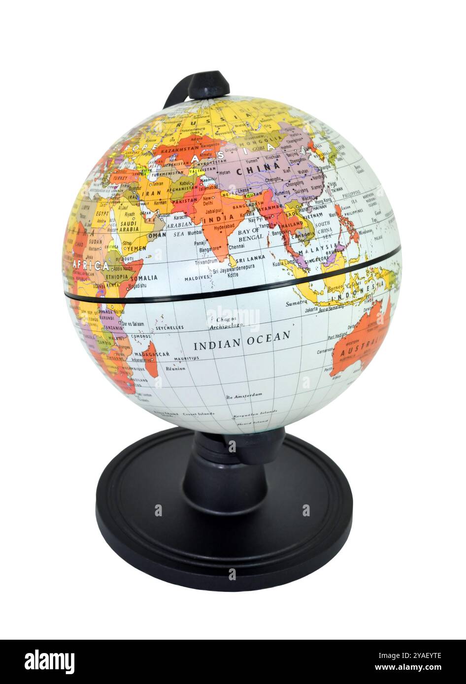 Globe isolé du monde avec support noir sur fond blanc, se concentrant sur l'Inde. Banque D'Images
