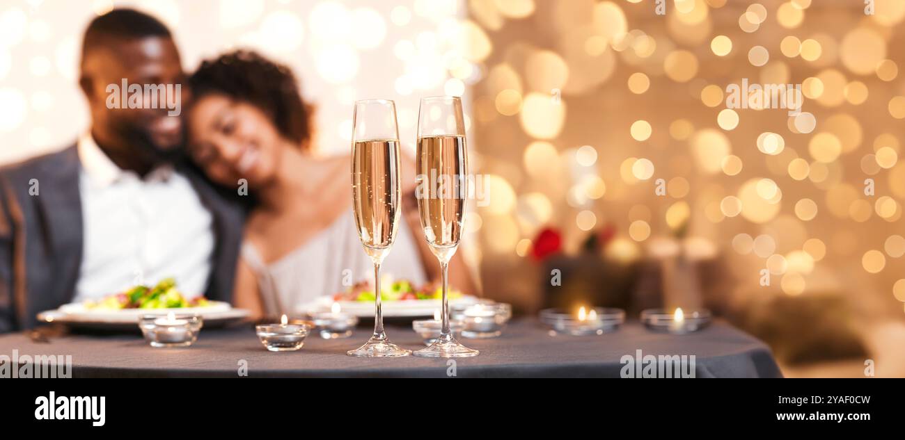 Couple noir charmant célébrant la Saint-Valentin Banque D'Images