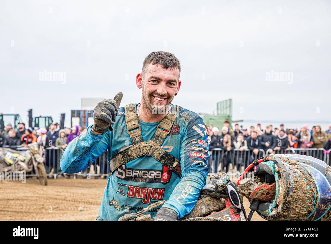 Weston-super-Mare, Somerset, Angleterre, Royaume-Uni. 13 octobre 2024. ASHLEY GREEDY, 2ème place, donnant les pouces vers le haut après avoir atteint la 2ème place dans la classe adulte solo. Cette année marque le 41e anniversaire de la prestigieuse Weston Beach Race et promet d’être un événement spectaculaire célébrant plus de quatre décennies d’excellence hors route. Crédit John Rose/Alamy Live News Banque D'Images