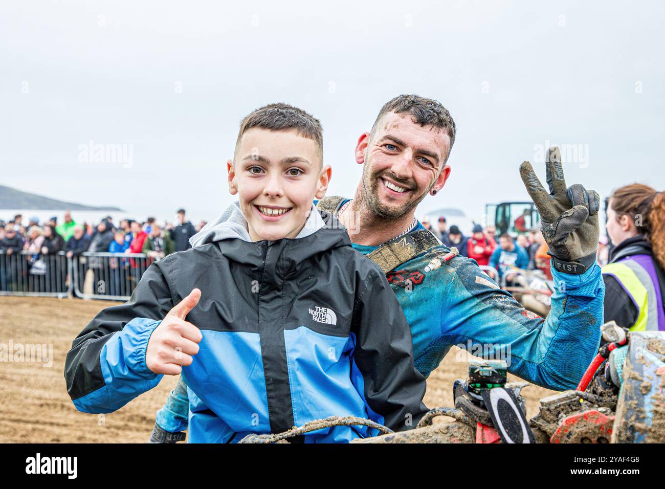 Weston-super-Mare, Somerset, Angleterre, Royaume-Uni. 13 octobre 2024. ASHLEY GREEDY, 2ème place de classe adulte solo, fête avec son fils après la course. Cette année marque le 41e anniversaire de la prestigieuse Weston Beach Race et promet d’être un événement spectaculaire célébrant plus de quatre décennies d’excellence hors route. Crédit John Rose/Alamy Live News Banque D'Images