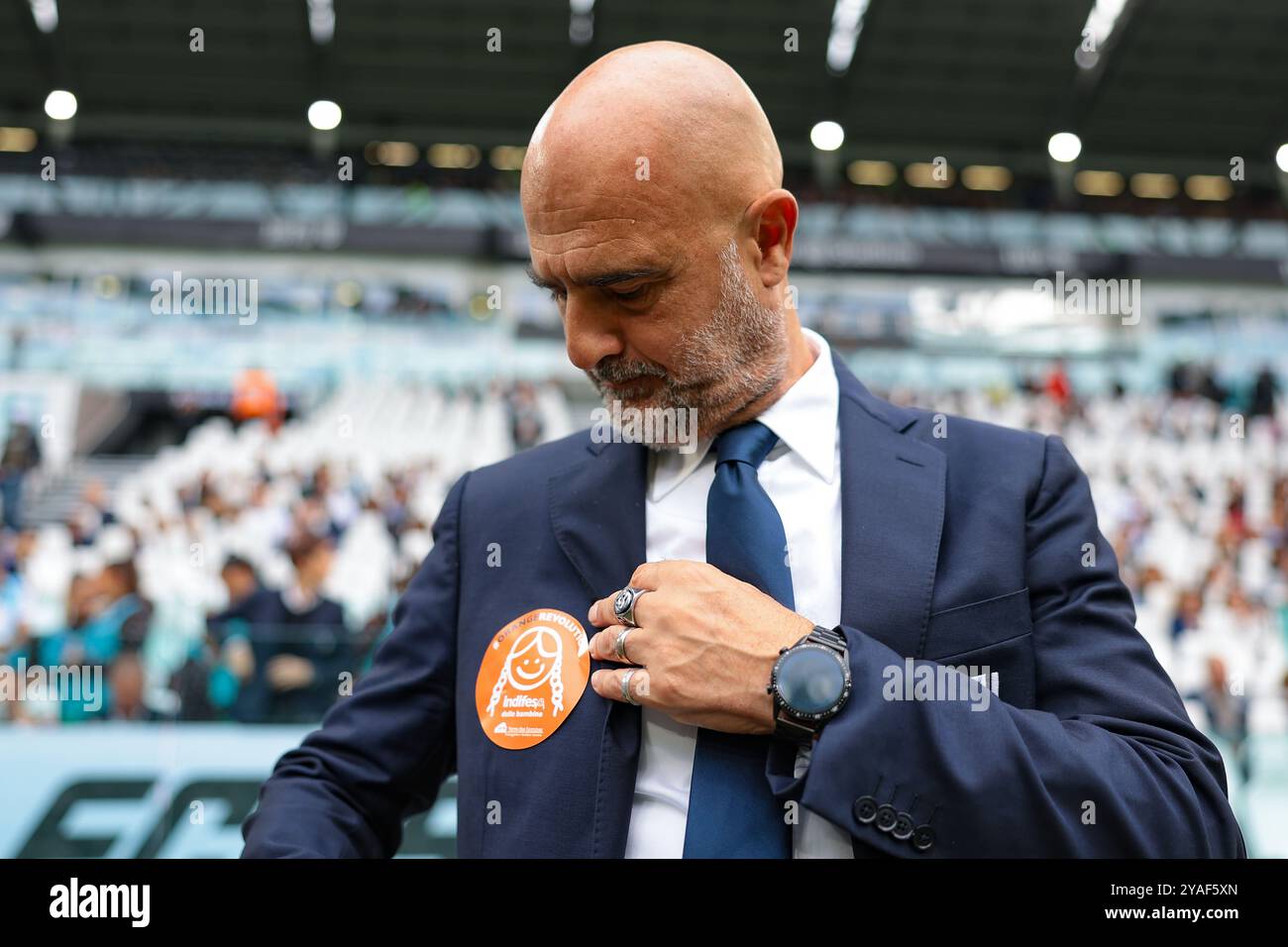 Turin, Italie. 13 octobre 2024. Massimiliano Canzi, entraîneur-chef de la Juventus, attache un adhésif Orange Revolution à sa veste avant le coup d'envoi du match de Serie A Femminile au stade Allianz de Turin. Le crédit photo devrait se lire : Jonathan Moscrop/Sportimage crédit : Sportimage Ltd/Alamy Live News Banque D'Images