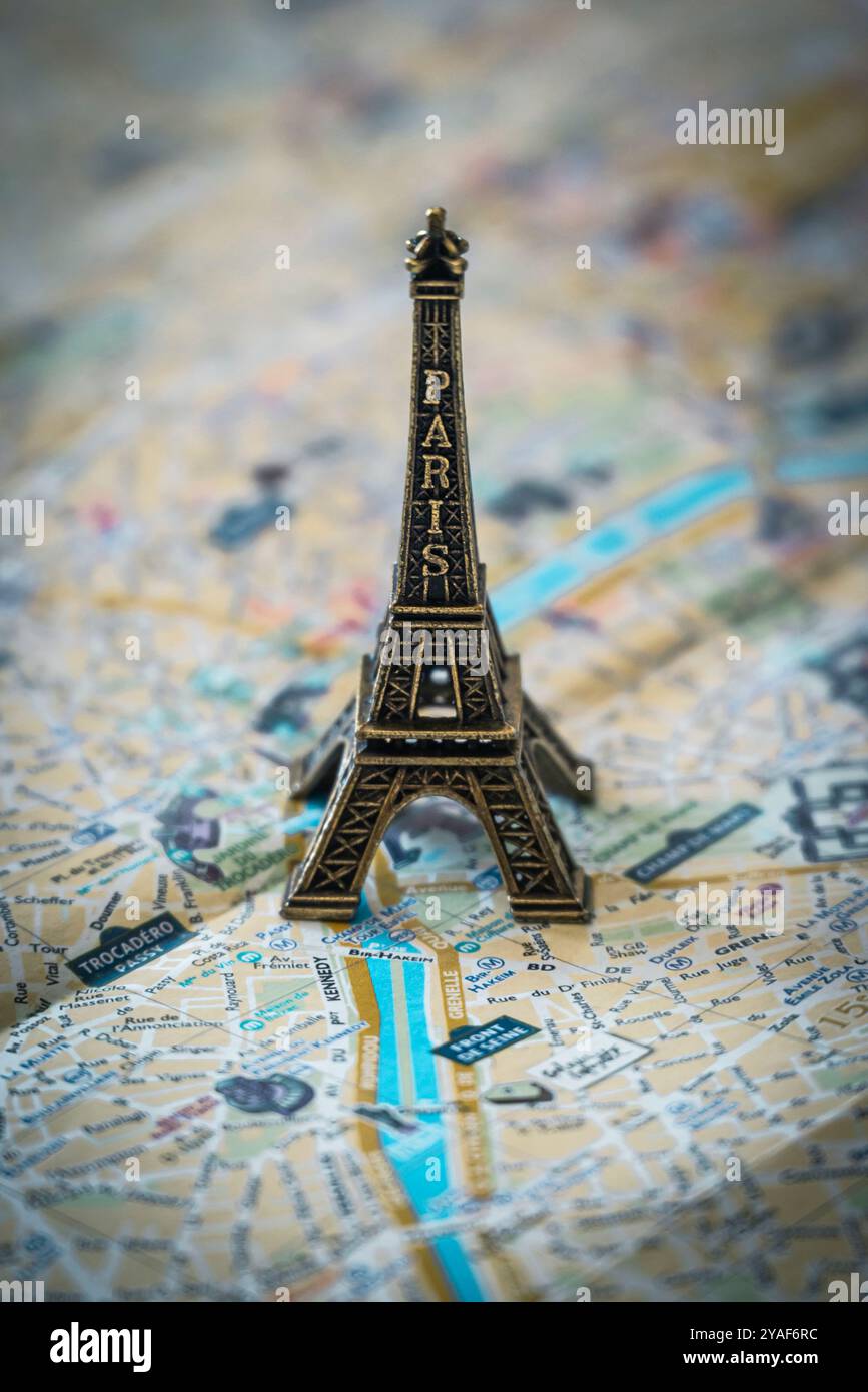 Réplique miniature en métal de la Tour Effiel se dresse au-dessus du plan de rue de Paris pour illustration Banque D'Images