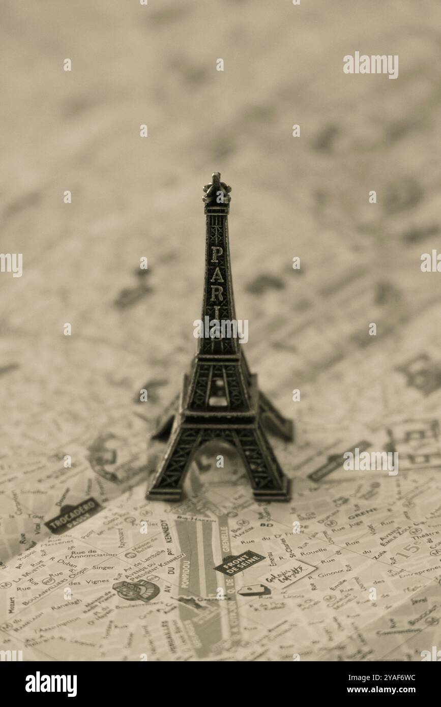 Miniature Tour Eiffel se trouve sur la carte de Paris, France Banque D'Images