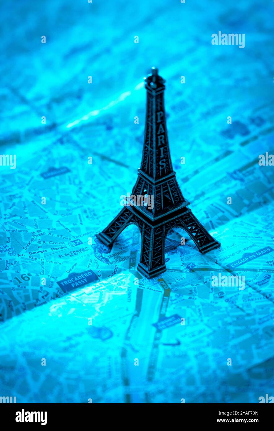 La Tour Eiffel miniature se trouve sur la carte de Paris, France avec un ton bleu global Banque D'Images