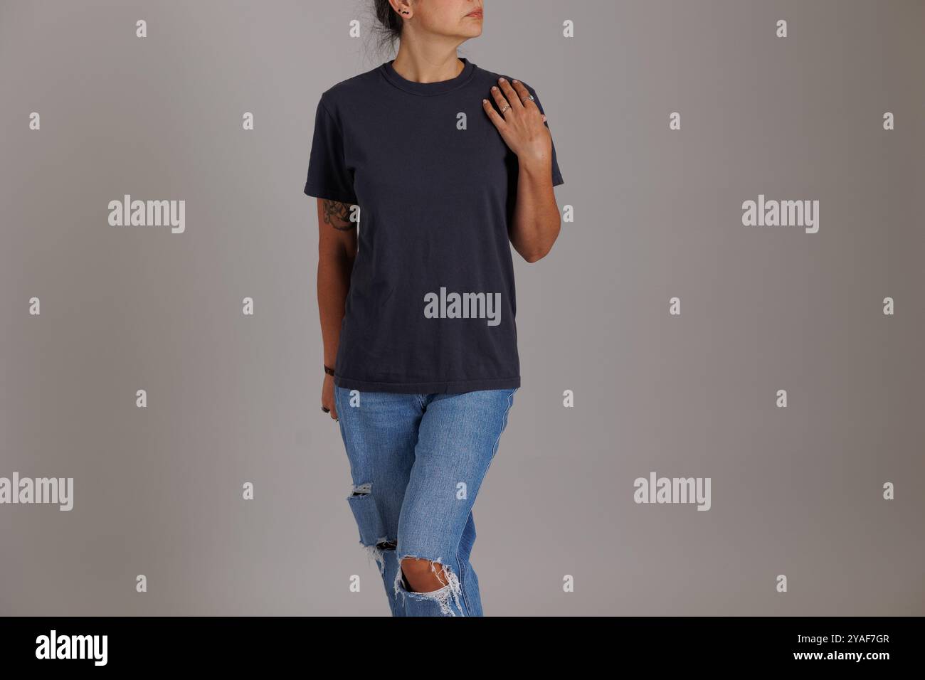 Mannequin portant un t-shirt de couleurs confortables pour les maquettes et les flatlays gildan Banque D'Images