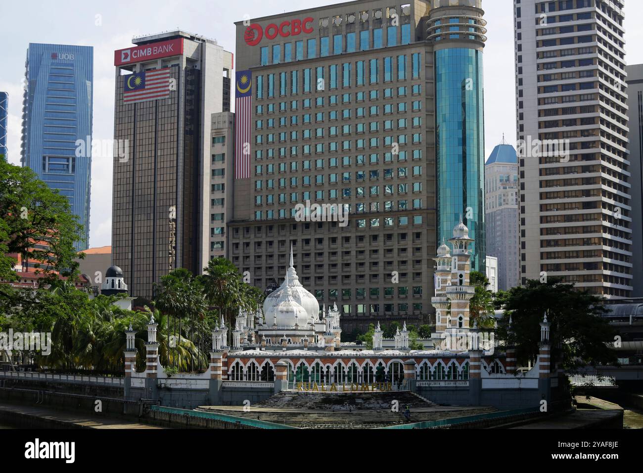 Kuala Lumpur, Malaisie - 20 août 2023 : la mosquée Masjid Jamek Sultan Abdul Samad est vue, avec pour toile de fond des immeubles de grande hauteur des institutions bancaires. Banque D'Images