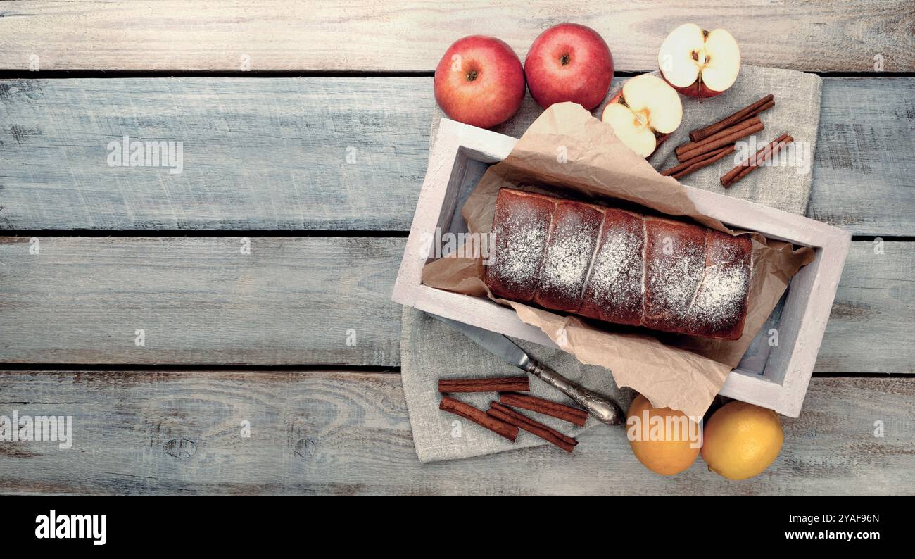 Tarte aux pommes d'automne fraîchement cuite et pâtisseries sucrées, parfaites pour une soirée thé invitante et capturer l'essence de l'automne. Pose à plat. Banque D'Images